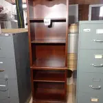 LOTE 021 - 01 BOOKCASE. (NO ESTADO EM QUE SE ENCONTRA. SUJEITO A AVARIAS OCULTAS/VISÍVEIS.) AV9517G