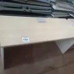 LOTE 133 - 01 MESA EM MADEIRA PARA ESCRITÓRIO. (NO ESTADO EM QUE SE ENCONTRA. SUJEITO A AVARIAS OCULTAS/VISÍVEIS.)