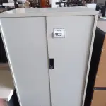 LOTE 102 - 01 ARMÁRIO BAIXO EM MADEIRA 02 PORTAS. (NO ESTADO EM QUE SE ENCONTRA. SUJEITO A AVARIAS OCULTAS/VISÍVEIS.)