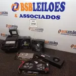 LOTE 310 - 01 IMPRESSORA TÉRMICA, 02 LEITORES DE CÓDIGO DE BARRAS E 3 PLACAS DE VÍDEO.  (NO ESTADO) ATENÇÃO! FAZER A VISITAÇÃO ANTES DE ARREMATAR, NÃO SABEMOS SE FUNCIONA. LEILÃO NÃO TEM GARANTIA E NEM DEVOLUÇÃO, SUJEITO A POSSÍVEIS AVARIAS VISÍVEIS/OCULTAS E/OU AUSÊNCIA DE COMPONENTES.