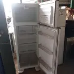 LOTE 427 - 01 GELADEIRA ESMALTEC. (NO ESTADO) ATENÇÃO! FAZER A VISITAÇÃO ANTES DE ARREMATAR, NÃO SABEMOS SE FUNCIONA. LEILÃO NÃO TEM GARANTIA E NEM DEVOLUÇÃO, SUJEITO A POSSÍVEIS AVARIAS VISÍVEIS/OCULTAS E/OU AUSÊNCIA DE COMPONENTES.