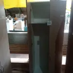 LOTE 123 - 01 ARMÁRIO MADEIRA ESCURA COM DUAS PORTAS. (NO ESTADO EM QUE SE ENCONTRA. SUJEITO A AVARIAS OCULTAS/VISÍVEIS.)