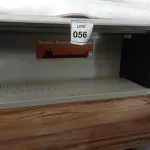 LOTE 056 - 01 ARMÁRIO SUSPENSO. (NO ESTADO EM QUE SE ENCONTRA. SUJEITO A AVARIAS OCULTAS/VISÍVEIS.)