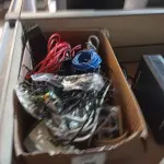 LOTE 478 - 01 CAIXA COM RÉGUAS E FIOS DIVERSOS. (NO ESTADO EM QUE SE ENCONTRA. SUJEITO A AVARIAS OCULTAS/VISÍVEIS.)