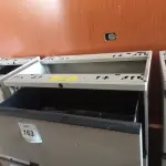 LOTE 163 - 01 ARMÁRIO EM AÇO COM 02 GAVETAS. (NO ESTADO EM QUE SE ENCONTRA. SUJEITO A AVARIAS OCULTAS/VISÍVEIS.)