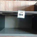 LOTE 384 - 01 ARMÁRIO EM AÇO SUSPENSO. (NO ESTADO EM QUE SE ENCONTRA. SUJEITO A AVARIAS OCULTAS/VISÍVEIS.)