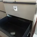 LOTE 166 - 01 ARMÁRIO EM AÇO COM 02 GAVETAS. (NO ESTADO EM QUE SE ENCONTRA. SUJEITO A AVARIAS OCULTAS/VISÍVEIS.)