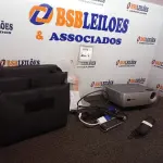 LOTE 294 - 01 INFOCUS PROJECTOR BIVOLT COM CONTROLE. (PROJETOR) (NO ESTADO EM QUE SE ENCONTRA. SUJEITO A AVARIAS OCULTAS/VISÍVEIS.)