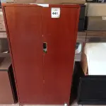 LOTE 441 - 01 ARMÁRIO ALTO DE 02 PORTAS. (NO ESTADO EM QUE SE ENCONTRA. SUJEITO A AVARIAS OCULTAS/VISÍVEIS.)