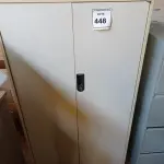 LOTE 448 - 01 ARMÁRIO ALTO DE 02 PORTAS. (NO ESTADO EM QUE SE ENCONTRA. SUJEITO A AVARIAS OCULTAS/VISÍVEIS.)