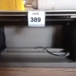 LOTE 389 - 01 ARMÁRIO EM AÇO SUSPENSO. (NO ESTADO EM QUE SE ENCONTRA. SUJEITO A AVARIAS OCULTAS/VISÍVEIS.)