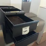LOTE 141 - 01 GAVETEIRO EM AÇO COM 03 GAVETAS. (NO ESTADO EM QUE SE ENCONTRA. SUJEITO A AVARIAS OCULTAS/VISÍVEIS.)