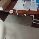 LOTE 298 - 01 MESA EM MADEIRA PARA ESCRITÓRIO COM 05 GAVETAS.  (NO ESTADO EM QUE SE ENCONTRA. SUJEITO A AVARIAS OCULTAS/VISÍVEIS.)