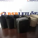 LOTE 205 - 05 LIXEIRAS E 01 FRAGMENTADORA DE PAPEL. (NO ESTADO EM QUE SE ENCONTRA. SUJEITO A AVARIAS OCULTAS/VISÍVEIS.)