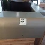 LOTE 391 - 01 ARMÁRIO EM AÇO SUSPENSO. (NO ESTADO EM QUE SE ENCONTRA. SUJEITO A AVARIAS OCULTAS/VISÍVEIS.)