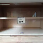 LOTE 407 - 01 ARMÁRIO SUSPENSO EM MADEIRA. (NO ESTADO EM QUE SE ENCONTRA. SUJEITO A AVARIAS OCULTAS/VISÍVEIS.)