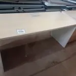 LOTE 133 - 01 MESA EM MADEIRA PARA ESCRITÓRIO. (NO ESTADO EM QUE SE ENCONTRA. SUJEITO A AVARIAS OCULTAS/VISÍVEIS.)
