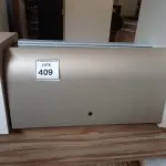 LOTE 409 - 01 ARMÁRIO EM AÇO SUSPENSO. (NO ESTADO EM QUE SE ENCONTRA. SUJEITO A AVARIAS OCULTAS/VISÍVEIS.)