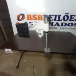 LOTE 224 - 01 SUPORTE PRATA PARA MONITOR E 02 STAND UP DESK (SUPORTE MONITOR). (NO ESTADO EM QUE SE ENCONTRA. SUJEITO A AVARIAS OCULTAS/VISÍVEIS.)