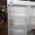 LOTE 284 - 01 ESTANTE BRANCA. (NO ESTADO EM QUE SE ENCONTRA. SUJEITO A AVARIAS OCULTAS/VISÍVEIS.)