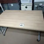 LOTE 295 - 01 MESA COM RODINHAS. (NO ESTADO EM QUE SE ENCONTRA. SUJEITO A AVARIAS OCULTAS/VISÍVEIS.)