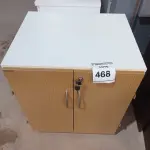 LOTE 468 - 01 ARMÁRIO BAIXO DE 02 PORTAS MADEIRA CLARA. (NO ESTADO EM QUE SE ENCONTRA. SUJEITO A AVARIAS OCULTAS/VISÍVEIS.)