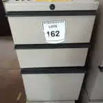 LOTE 162 - 01 GAVETEIRO COM 03 GAVETAS EM AÇO. (NO ESTADO EM QUE SE ENCONTRA. SUJEITO A AVARIAS OCULTAS/VISÍVEIS.)