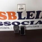 LOTE 434 - 01 IPHONE SEM TAG. (NO ESTADO EM QUE SE ENCONTRA. SUJEITO A AVARIAS OCULTAS/VISÍVEIS.)