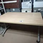 LOTE 295 - 01 MESA COM RODINHAS. (NO ESTADO EM QUE SE ENCONTRA. SUJEITO A AVARIAS OCULTAS/VISÍVEIS.)