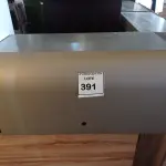 LOTE 391 - 01 ARMÁRIO EM AÇO SUSPENSO. (NO ESTADO EM QUE SE ENCONTRA. SUJEITO A AVARIAS OCULTAS/VISÍVEIS.)