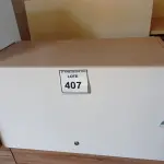 LOTE 407 - 01 ARMÁRIO SUSPENSO EM MADEIRA. (NO ESTADO EM QUE SE ENCONTRA. SUJEITO A AVARIAS OCULTAS/VISÍVEIS.)