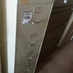 LOTE 156 - 01 ARMÁRIO ARQUIVO, FERRO, 5 GAVETAS. (NO ESTADO EM QUE SE ENCONTRA. SUJEITO A AVARIAS OCULTAS/VISÍVEIS.)