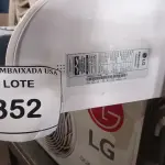 LOTE 352 - 01 AR CONDICIONADO LG INVERTER 11.000BTUS 220V. (NO ESTADO EM QUE SE ENCONTRA. SUJEITO A AVARIAS OCULTAS/VISÍVEIS.)