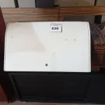 LOTE 439 - 01 ARMÁRIO SUSPENSO. (NO ESTADO EM QUE SE ENCONTRA. SUJEITO A AVARIAS OCULTAS/VISÍVEIS.)