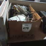 LOTE 478 - 01 CAIXA COM RÉGUAS E FIOS DIVERSOS. (NO ESTADO EM QUE SE ENCONTRA. SUJEITO A AVARIAS OCULTAS/VISÍVEIS.)