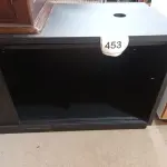 LOTE 453 - 01 RACK PRETO COM PORTA DE CORRER. (NO ESTADO EM QUE SE ENCONTRA. SUJEITO A AVARIAS OCULTAS/VISÍVEIS.)