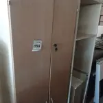 LOTE 158 - 01 ARMÁRIO EM MADEIRA 02 PORTAS. (NO ESTADO EM QUE SE ENCONTRA. SUJEITO A AVARIAS OCULTAS/VISÍVEIS.)