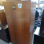 LOTE 455 - 01 ARMÁRIO EM MADEIRA 02 PORTAS. (NO ESTADO EM QUE SE ENCONTRA. SUJEITO A AVARIAS OCULTAS/VISÍVEIS.)