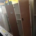 LOTE 158 - 01 ARMÁRIO EM MADEIRA 02 PORTAS. (NO ESTADO EM QUE SE ENCONTRA. SUJEITO A AVARIAS OCULTAS/VISÍVEIS.)