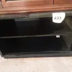 LOTE 433 - 01 RACK PRETO COM PORTA DE CORRER. (NO ESTADO EM QUE SE ENCONTRA. SUJEITO A AVARIAS OCULTAS/VISÍVEIS.)