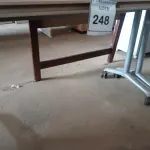 LOTE 248 - 01 MESA COM RODINHAS. (NO ESTADO EM QUE SE ENCONTRA. SUJEITO A AVARIAS OCULTAS/VISÍVEIS.)