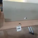 LOTE 248 - 01 MESA COM RODINHAS. (NO ESTADO EM QUE SE ENCONTRA. SUJEITO A AVARIAS OCULTAS/VISÍVEIS.)