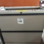 LOTE 166 - 01 ARMÁRIO EM AÇO COM 02 GAVETAS. (NO ESTADO EM QUE SE ENCONTRA. SUJEITO A AVARIAS OCULTAS/VISÍVEIS.)