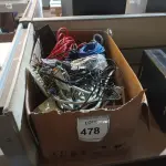 LOTE 478 - 01 CAIXA COM RÉGUAS E FIOS DIVERSOS. (NO ESTADO EM QUE SE ENCONTRA. SUJEITO A AVARIAS OCULTAS/VISÍVEIS.)