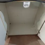 LOTE 271 - 01 ARMÁRIO MÉDIO EM MADEIRA 02 PORTAS SEM PRATELEIRAS. (NO ESTADO EM QUE SE ENCONTRA. SUJEITO A AVARIAS OCULTAS/VISÍVEIS.)