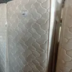 LOTE 421 - 01 BOX TWIN E 01 MATTRESS TWIN. (NO ESTADO EM QUE SE ENCONTRA. SUJEITO A AVARIAS OCULTAS/VISÍVEIS.) AV9952W/AV9952V