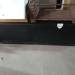 LOTE 437 - 01 RACK PRETO COM PORTA DE CORRER. (NO ESTADO EM QUE SE ENCONTRA. SUJEITO A AVARIAS OCULTAS/VISÍVEIS.)