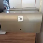 LOTE 139 - 01 ARMÁRIO SUSPENSO EM AÇO. (NO ESTADO EM QUE SE ENCONTRA. SUJEITO A AVARIAS OCULTAS/VISÍVEIS.)