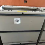 LOTE 163 - 01 ARMÁRIO EM AÇO COM 02 GAVETAS. (NO ESTADO EM QUE SE ENCONTRA. SUJEITO A AVARIAS OCULTAS/VISÍVEIS.)