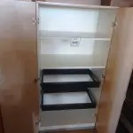 LOTE 145 - 01 ARMÁRIO ALTO EM MADEIRA COM 02 PORTAS. (NO ESTADO EM QUE SE ENCONTRA. SUJEITO A AVARIAS OCULTAS/VISÍVEIS.)